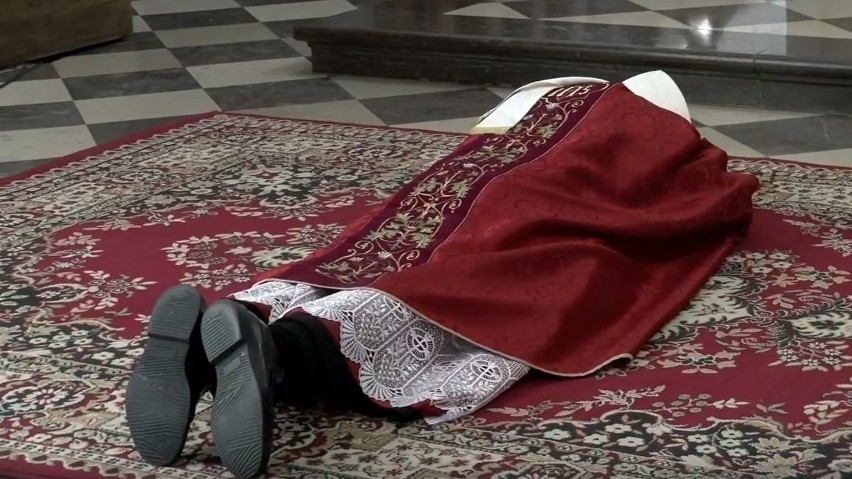 Wielki Piątek. Liturgia Męki Pańskiej na Świętym Krzyżu z udziałem biskupa Krzysztofa Nitkiewicza [ZAPIS TRANSMISJI, ZDJĘCIA]