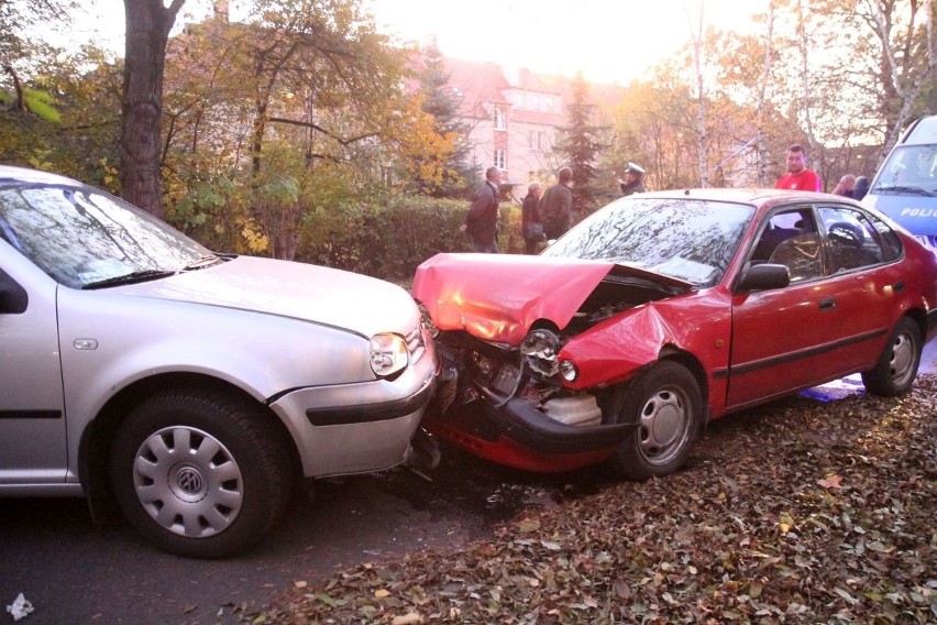 Groźny wypadek na Sępolnie. Czołowe zderzenie dwóch aut