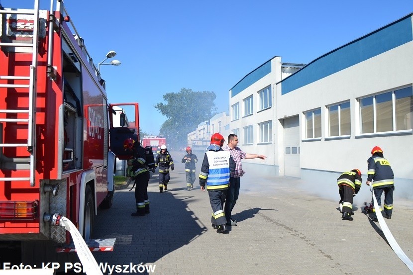 Wyszków. Ćwiczenia strażackie w hali TI Poland