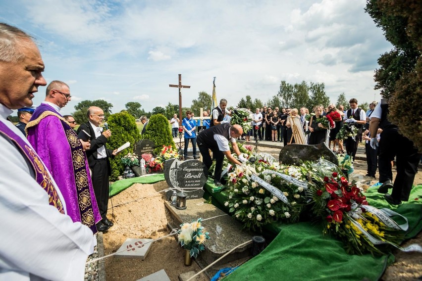 Na cmentarzu w Strzelcach Górnych odbył się dziś pogrzeb...