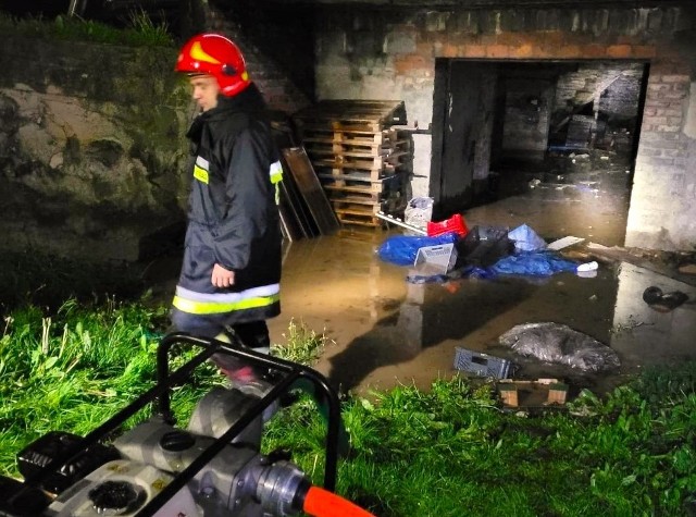 - Gdy na miejsce przybyli zamojscy strażacy, pomagali mieszkańcom bronić domów i gospodarstw przed wodą (także przy pomocy worków z piaskiem) – mówi mł. bryg. Marcin Żulewski. - Potem wypompowywano także wodę z posesji i budynków. Na zdjęciu jedna ze strażackich interwencji