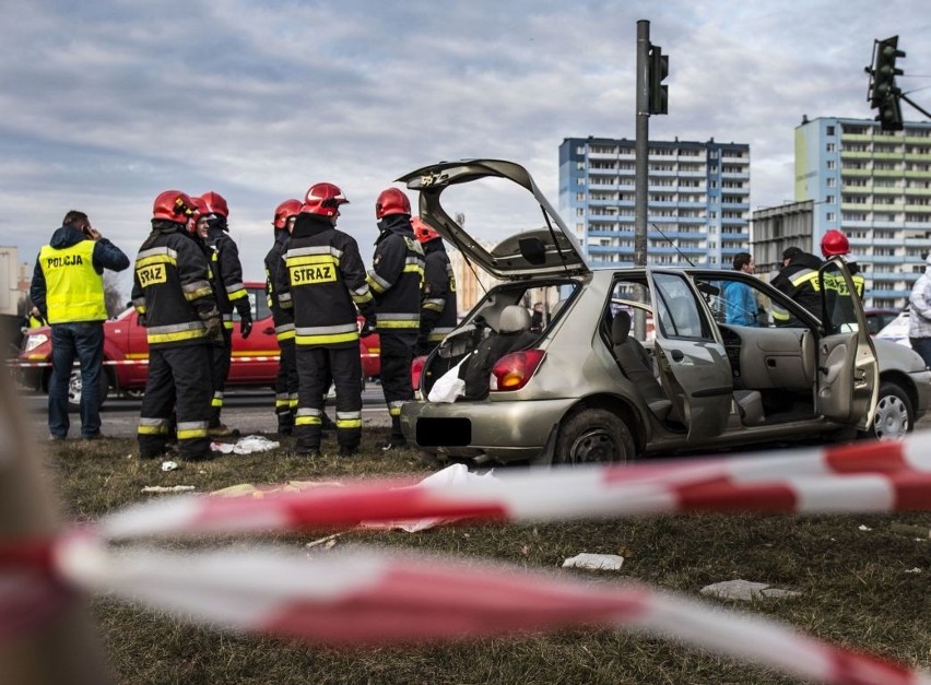 Wypadek na Szosie Lubickiej w Toruniu. Kolejna ofiara, nie żyją już 3 osoby! [zdjęcia]