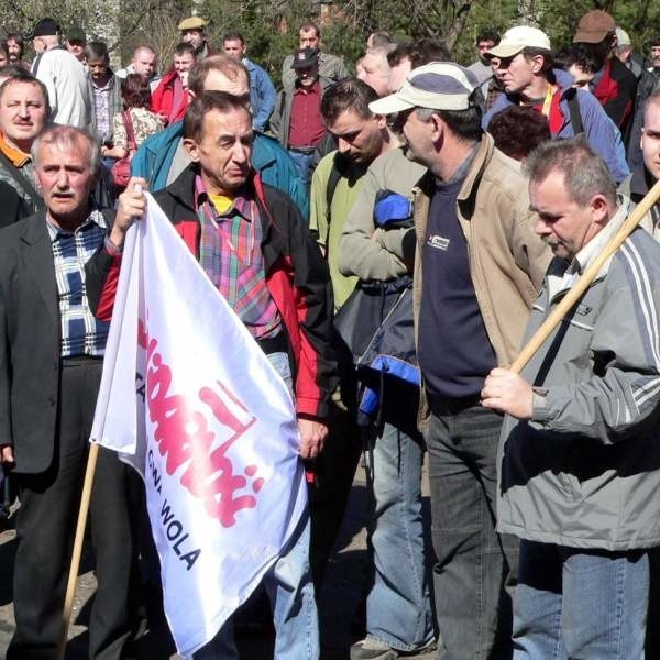 Wiec w miniony piątek przed Zakładem Zespołów Napędowych w sprawie podwyżek.