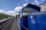 Historyczny pociąg z zabytkowymi wagonami przejeżdża przez Wielkopolskę