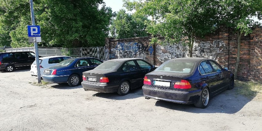 Poznań: Zaparkowany samochód...obsadzili kwiatami [ZDJĘCIA]