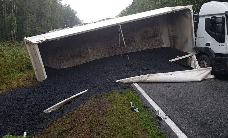 Wypadek w Herbach: Ciężarówka wywróciła się na drogę w...