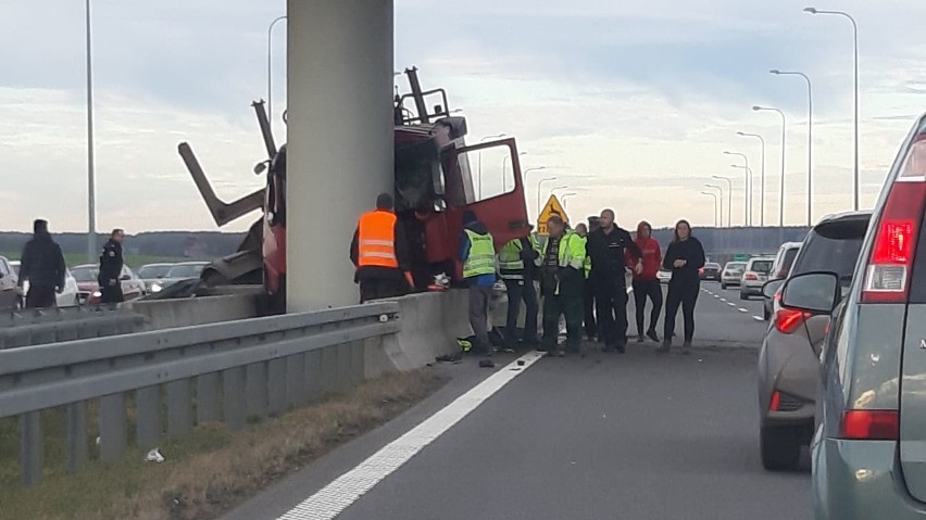 Powiat gryfiński: W ciężarówce wystrzeliła opona. Samochód zatrzymał się na słupie 