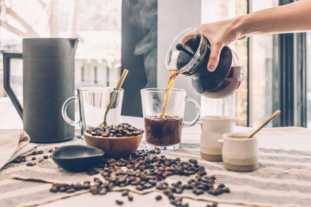 Umiarkowane spożycie kawy wpływa korzystnie na stan zdrowia. Niestety, jej nadmiar może wywołać szereg nieprzyjemnych dolegliwości, co wynika z zawartości stymulującej kofeiny. Dowiedz się z kolejnych slajdów, jakie objawy mogą świadczyć o przedawkowaniu kofeiny.
