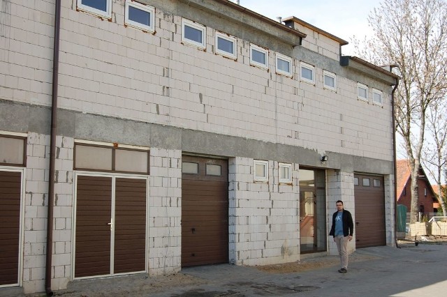 W nowym budynku  wzniesionym przy boisku w Sadkach znajdą się m.in. szatnie, węzeł sanitarny, pomieszczenia sędziowskie
