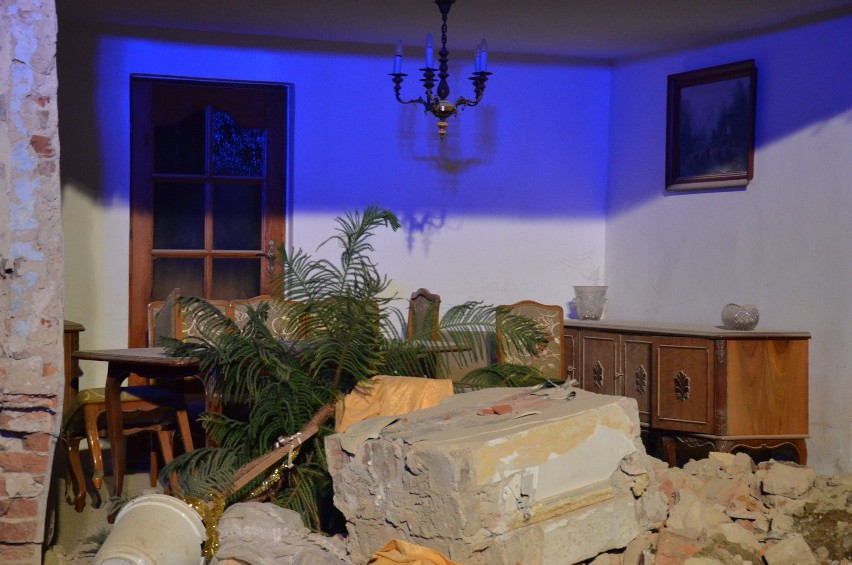 Zawaliła się ściana budynku w Wierzbicach. Dwie osoby zginęły pod gruzami (ZDJĘCIA, FILM)