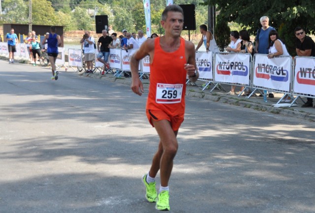 Tomasz Orman zmierza do mety Półmaratonu Wtórpol w Skarżysku.