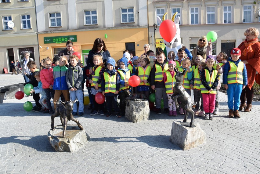 Przedszkolaki odsłoniły rzeźby koziołków na kozielskim Rynku. Przebudowa głównego placu w mieście lada dzień dobiegnie końca. Jak wygląda?