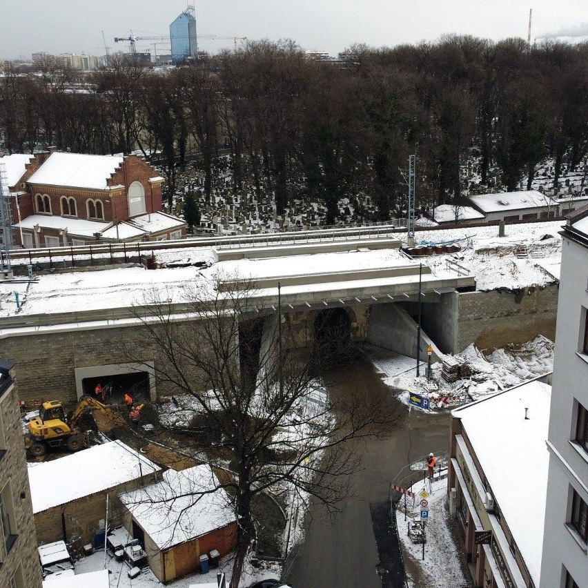 Kraków. Rozbiórka wiaduktu pod Halą Targową. Zmiany w ruchu z powodu inwestycji kolejowych