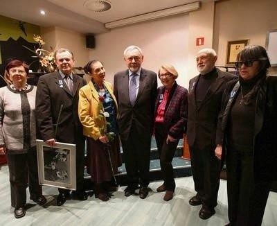 Nagrodzeni artyści wraz z prezydentem Krakowa (w środku) Fot. Joanna Urbaniec