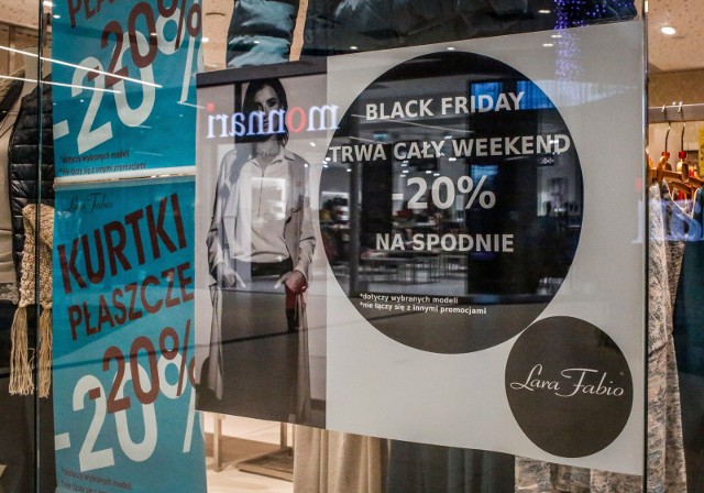 BLACK FRIDAY 2017 już 24 listopada. W piątek sklepy w całym kraju oferują wyprzedaże oraz duże promocje, które sięgają nawet do 70 proc. Jakie sklepy biorą udział w BLACK FRIDAY? Promocje w sklepach na BLACK FRIDAY 2017, Wyprzedaże BLACK FRIDAY, przeceny BLACK FRIDAY. Czarny piątek to święto konsumpcji, w którym bierze udział coraz więcej Polaków.