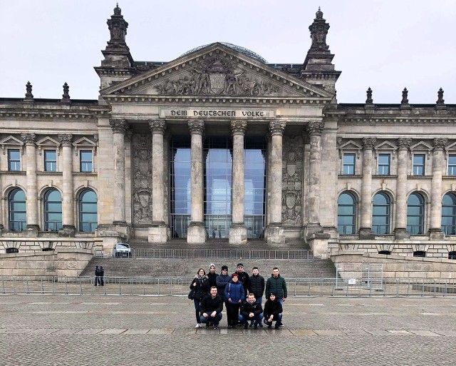 Uczniowie niżańskiego „elektryka” na praktyce w Niemczech przed siedzibą niemieckiego parlamentu
