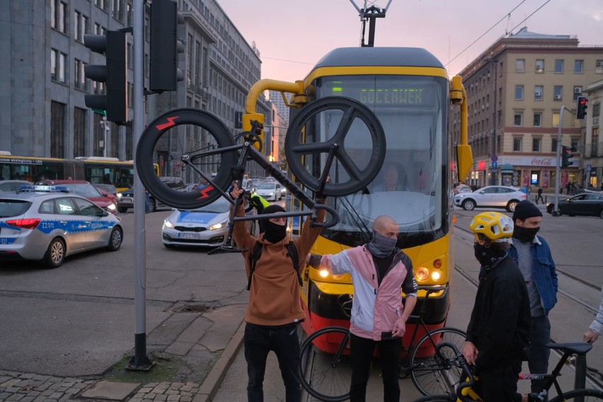 Strajk Kobiet 2020: Blokady ulic, Warszawa sparaliżowana. Kolejny protest przeciwko zakazowi aborcji. Zdjęcia, mapa utrudnień na żywo