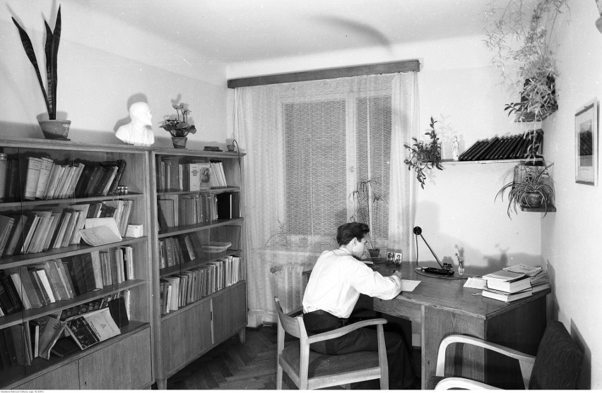 1955-60. Wnętrze mieszkania na Mokotowie w Warszawie
