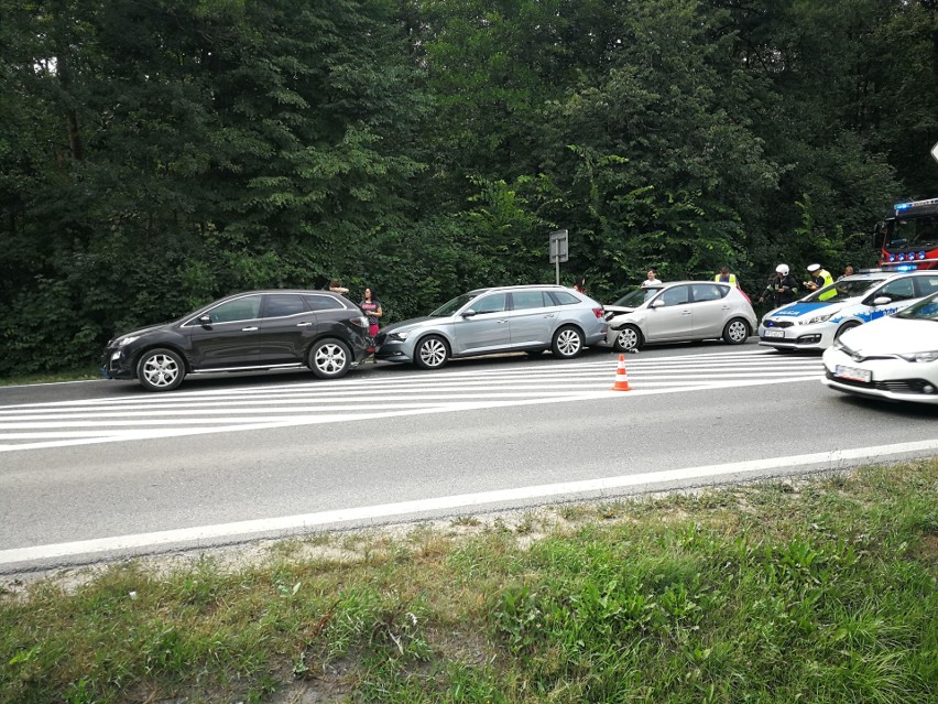 Zderzenie trzech samochodów na drodze krajowej numer 7 w Skarżysku. Trzy osoby ranne