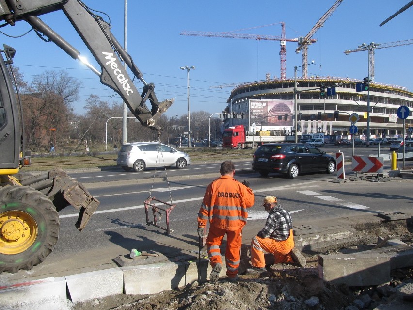 Wrocław: Na Traugutta powstaje ścieżka rowerowa (ZDJĘCIA)