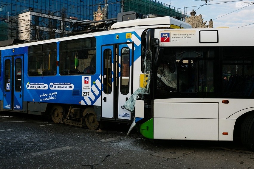 Wypadek na Bramie Portowej w Szczecinie: zderzenie tramwaju...