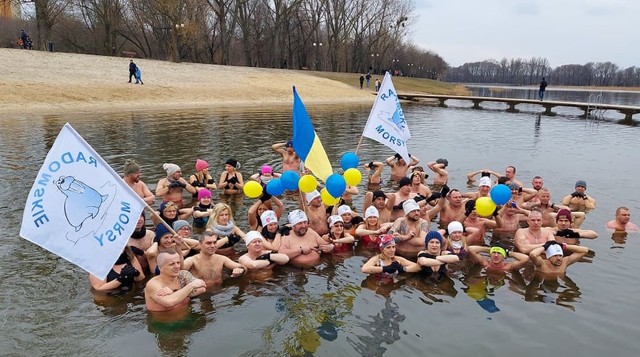Mroźna niedziela sprawiła, że nad zalew na Borki w Radomiu przybyła spora rzesza sympatyk&oacute;w morsowania. Tym razem grupa pokazała, że solidaryzuje się z Ukrainą. Były niebiesko - ż&oacute;łte flagi i baloniki. &quot;Sława Ukrainie&quot; - dało się usłyszeć od mors&oacute;w. Warunki do lodowatej kąpieli były idealne, bo noc z soboty była mroźna, a w niedzielę przed południem temperatura sięgała 2 stopni powyżej zera. Było praktycznie bezwietrznie, więc i frekwencja była zadowalająca. Za tydzien w niedzielę Radomskie Morsy punktualnie o godz. 11 ponownie stawią się na Borkach. ZOBACZ DUŻO ZDJĘĆ RADOMSKICH MORS&Oacute;W ===&gt;&gt;&gt; 