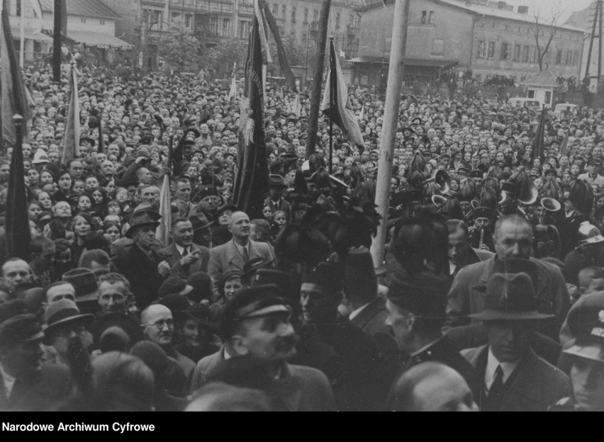 Fotografia przedstawia tłum witający w Sosnowcu Generalnego...