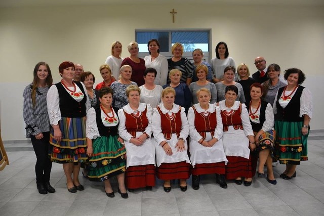 Zespół „Chomentowianki” i  grupa pań z kilku wsi w gminie Skaryszew, podsumowali warsztaty o krzewieniu folkloru.