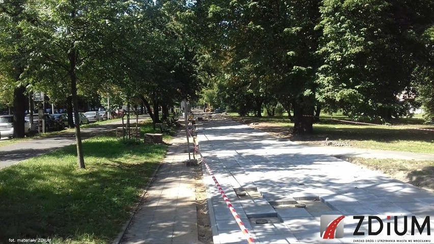 Trwa remont chodnika wzdłuż ulicy Powstańców Śląskich [ZDJĘCIA]