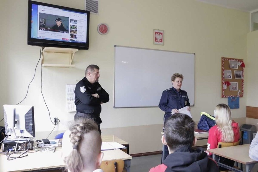 Marcowe zajęcia policjantek z uczniami klasy mundurowej w...