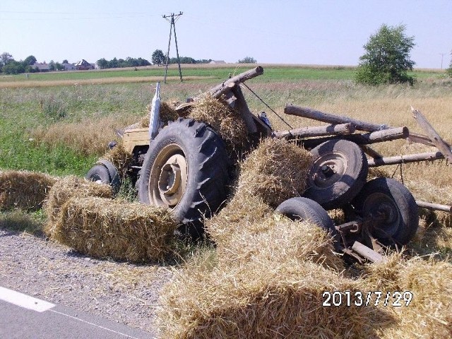 Traktor i roztrzaskany wóz znalazły się w przydrożnym rowie.