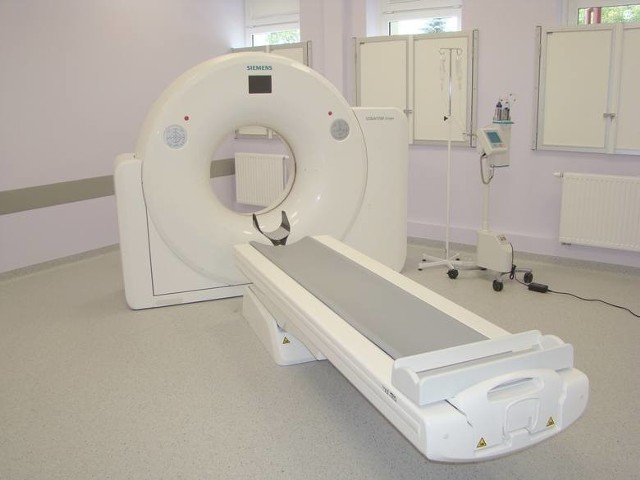 Tomograf w Chełmnie działa, ale nie mogą się tu badać pacjenci ze skierowaniami. Chyba, że lekarz doda w nim "tryb ostry".