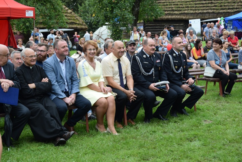 Szymbark. XV Panorama Kultur. W skansenie głośno gra muzyka, jest mnóstwo ludzi, są stoiska z rękodziełem, gospodynie częstują pysznościami