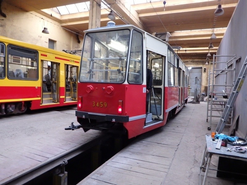 Wyremontowany wagon, który stanie się izbą muzealną, przekazano gminie Rzgów 