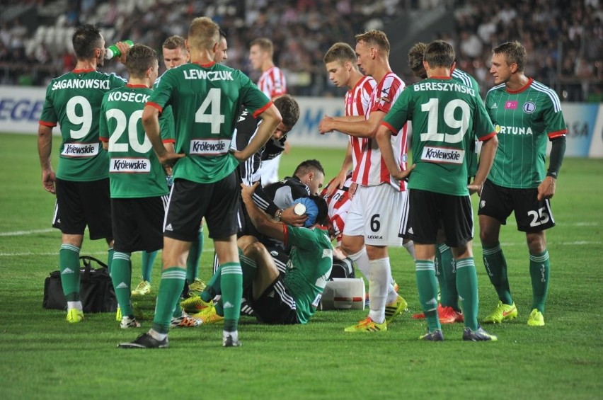 Skandaliczne zachowanie podczas meczu Cracovia - Legia [ZDJĘCIA]