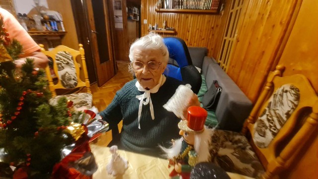 106-letnia pani Aurelia Liwińska z Torunia uwielbia święta Bożego Narodzenia. Wciąż imponuje wigorem i poczuciem humoru. Rozmowa z seniorką to prawdziwa przyjemność! Na kolejnych zdjęciach przypominamy też, jak obchodziła swoje urodziny.