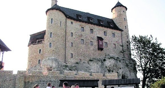 Zamki w Mirowie i Bobolicach udało się uratować dzięki prywatnym inwestorom - braciom Laseckim. Dzisiaj to jedna z największych atrakcji turystycznych na Jurze.