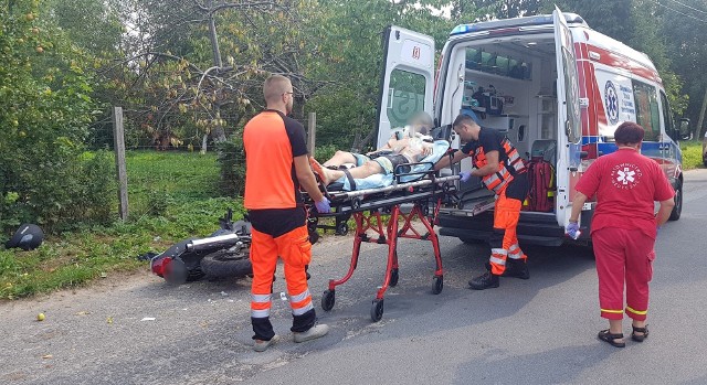 W piątek około godz 14 w miejscowości Łęczno pod Białogardem doszło do groźnie wyglądającego zdarzenia drogowego z udziałem jednośladu. Młody mężczyzna kierujący motorowerem z nieznanych przyczyn stracił panowanie nad pojazdem w wyniku czego przewrócił się na jezdni. 20 latek z lekkimi otarciami i podejrzeniem złamania obojczyka trafił do szpitala w Białogardzie. Był trzeźwy. Policja ustala szczegóły tego zdarzenia. Zobacz także Białogard: wypadek na terenie opuszczonej fabryki. Chłopiec rozciął sobie tętnicę szkłem