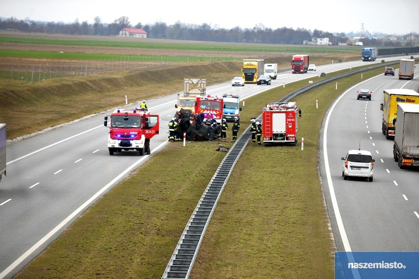 Wypadek samochodu Wojska Polskiego na autostradzie A1 obok Włocławka [zdjęcia]