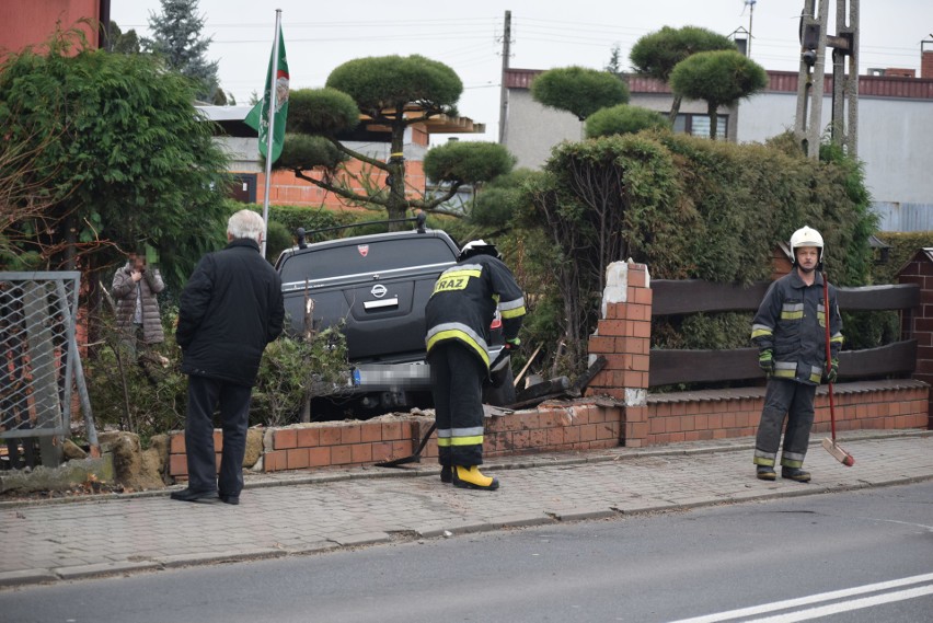 Na ulicy Gotartowickiej nissan wypadł z drogi i zniszczył...