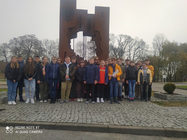 Uczniowie przed pomnikiem w Mircu.