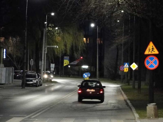 Ulica Kusocińskiego od kilku dni oświetlana jest lampami LED. Wiele osób uważa, że drogi oświetlane białym światłem wyglądają ładniej niż te, na których świecą się pomarańczowe latarnie sodowe.