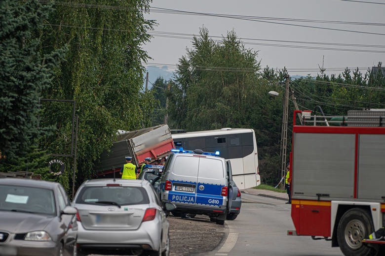 Wypadek w Świniarsku. Zmarła druga osoba, która ucierpiała w wypadku autobusu i ciężarówki