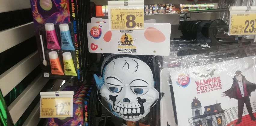 W sklepie Auchan w Kielcach dziecięca maska na Halloween...