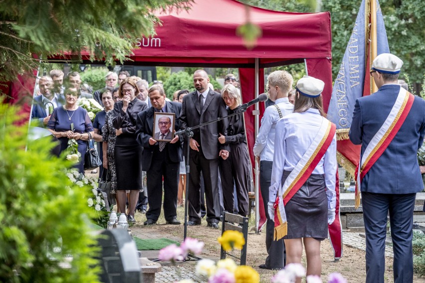 W piątkowe popołudnie na cmentarzu junikowskim w Poznaniu...