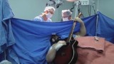 Grą na gitarze uprzyjemniał sobie operację mózgu [wideo] 