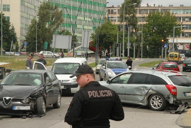 Renault laguna i alfa romeo - dwa z trzech aut, które brały udział w zderzeniu, blokują ruch.