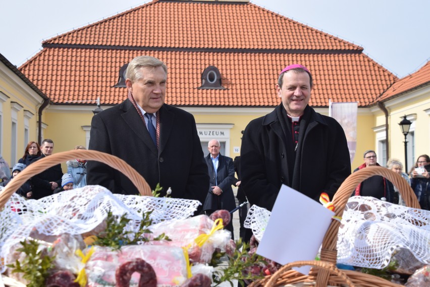 Abp Tadeusz Wojda poświęcił pokarmy na Rynku Kościuszki