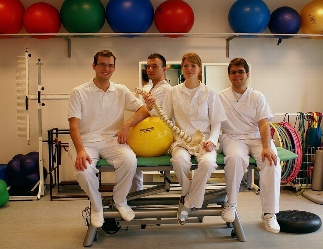 - Klinika to same plusy. Uczymy się i pomagamy - mówi Wojciech Stefaniak. Na zdjęciu (od lewej): Bartosz Jeziorski, Aleksandra Skomudek, Sebastian Klapetz.