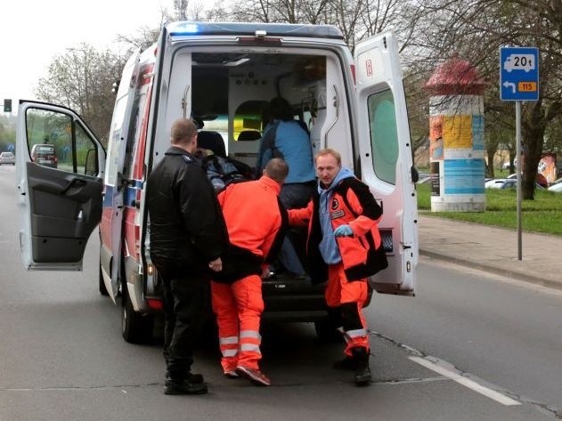 Poszkodowany mężczyzna trafił do Szpitala przy Unii Lubelskiej w stanie krytycznym. Jak powiedziała nam rzecznik szpitala Joanna Woźnicka, lekarze robili wszystko co mogli, by go uratować. Niestety, nie udało się.